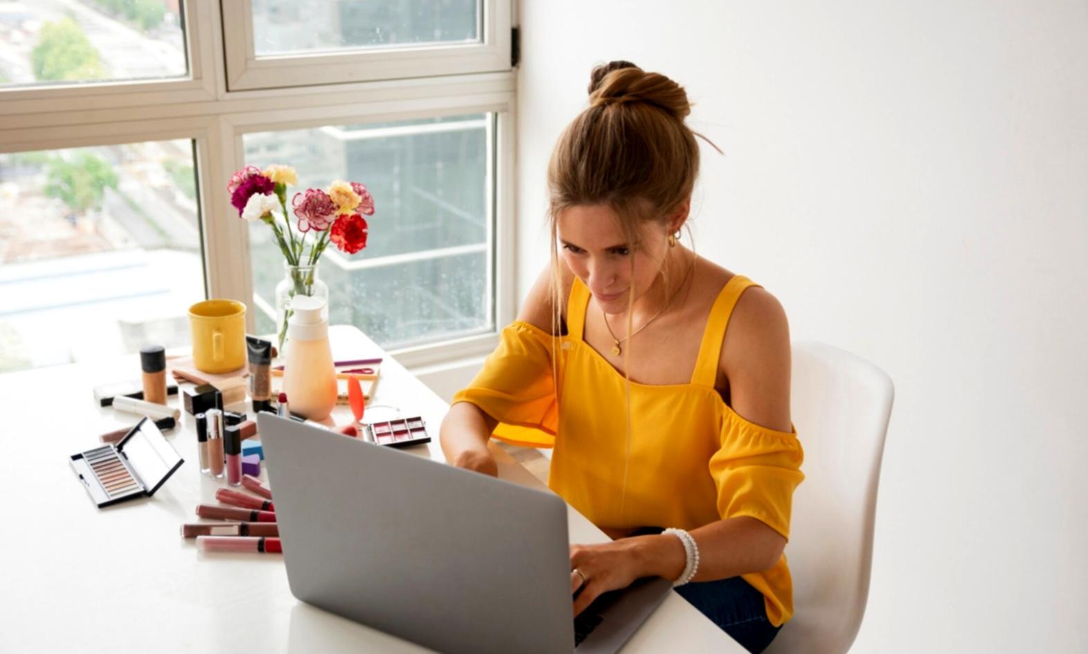 Estudiantes trabajando en proyectos de SEO técnico